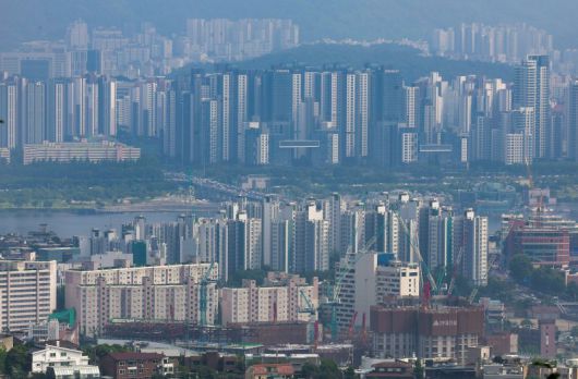 지난달 27일 서울 중구 남산에서 서울시내 아파트가 보이고 있다. 뉴시스