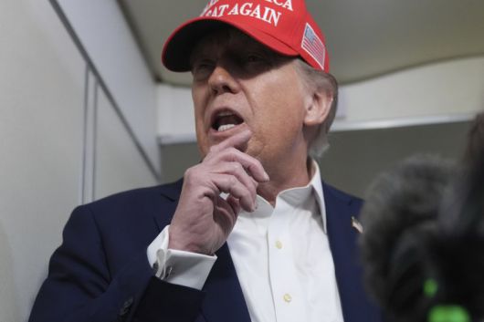 미국의 도널드 트럼프 대통령이 4일(현지시간) 미국 뉴저지주 모리스타운으로 향하는 전용기에서 기자들과 대화하고 있다.AP뉴시스