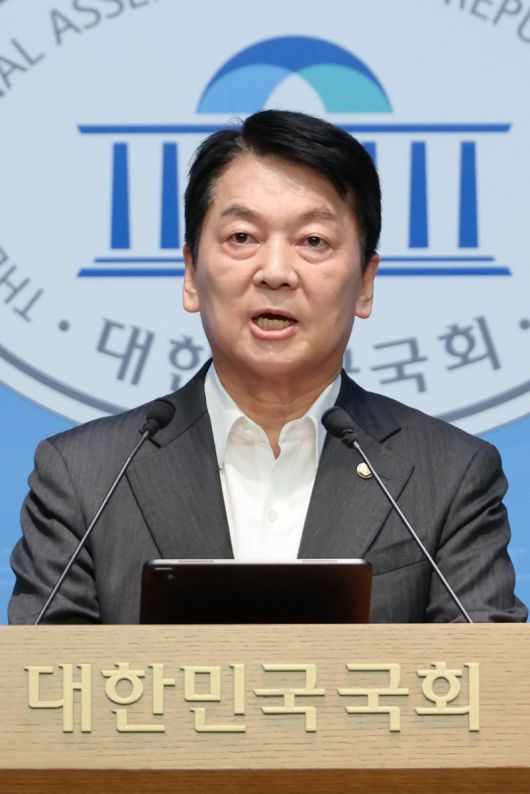 안철수 전 국민의힘 혁신위원장이 7일 당 지도부가 혁신위 구성안을 의결하자 이에 반발해 국회에서 긴급 기자회견을 갖고 위원장직 전격 사퇴와 당권 도전을 동시 선언했다. 연합뉴스