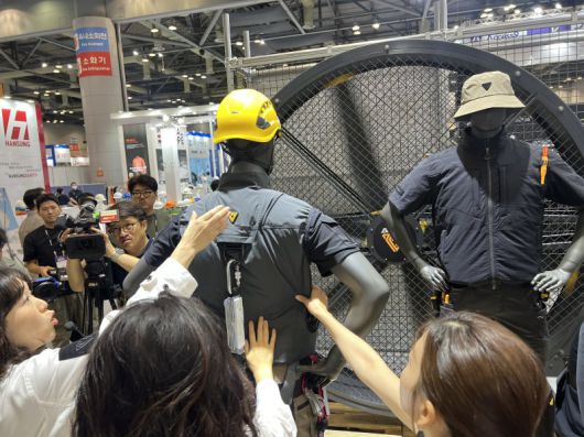 7일 경기 고양시 킨텍스에서 진행된 '2025 스마트안전보건박람회'의 볼디스트 부스에서 코오롱인더스트리 FnC 관계자가 작업자들의 온열질환을 방지하기 위한 볼디스트의 '팬이 달린 작업복'을 설명하고 있다. 사진=김현지 기자