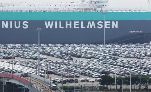 한국 정부가 도널드 트럼프 미국 행정부가 중국을 겨냥해 추진 중인 자동차 운반선에 대한 항만 입항료 부과 조치에서 한국은 제외해달라고 요청했다. 7일(현지시간) 미국무역대표부(USTR)에 따르면 한국 산업통상자원부와 해양수산부는 이런 공식 입장을 담은 의견서를 지난 4일 USTR에 제출했다. 이날 오후 경기 평택시 포승읍 평택항에 수출용 차량들이 세워져 있는 모습 연합뉴스