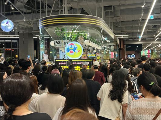 8일 오전 10시반 서울 여의도 더현대서울 지하 1층에 설치한 'GS25 x 돈키호테 팝업'이 입장을 기다리는 인파로 둘러싸여 있다. 사진=김현지 기자