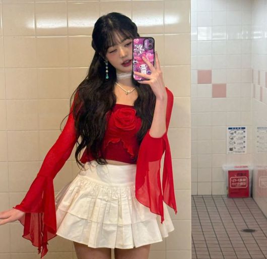 걸그룹 '아이브' 멤버 장원영이 아이폰 16 핑크로 보이는 모델로 찍은 셀카 사진. 장원영 인스타그램 캡처