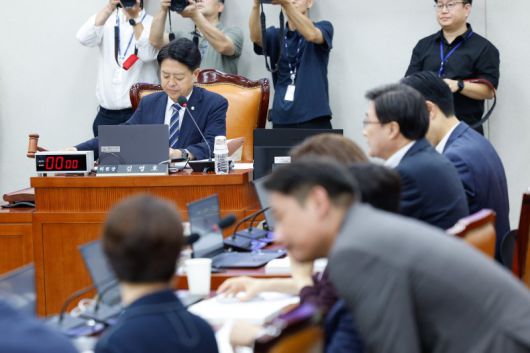 김영호 국회 교육위원회 위원장이 8일 오후 서울 여의도 국회에서 열린 제427회국회(임시회) 제1차 전체회의에서 발언하고 있다. 교육위는 오는 16일 이진숙 사회부총리 겸 교육부 장관 후보자 인사청문회를 실시할 예정이다. 뉴스1