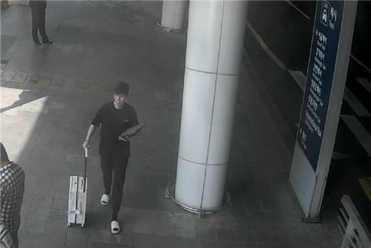 인천공항으로 입국한 마약조직 총책 모습. 국가정보원 제공