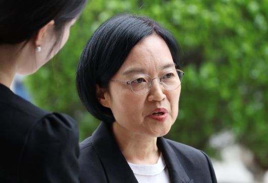 [서울=뉴시스] 고승민 기자 = 한성숙 중소벤처기업부 장관 후보자가 24일 서울 여의도 인사청문회 준비 사무실로 출근하던 중 취재진 질문에 답하고 있다. 2025.06.24. kkssmm99@newsis.com /사진=뉴시스