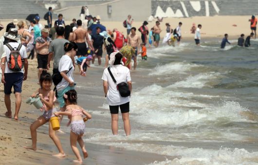 부산에 폭염경보가 발효 중인 4일 해운대해수욕장을 찾은 시민과 관광객들이 물놀이를 즐기고 있다. 2025.07.04. /사진=뉴시스