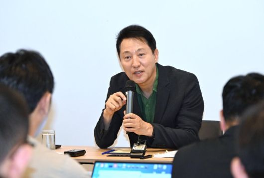 오세훈 서울시장이 지난 5일(현지시간) 이탈리아 밀라노에서 출장에 동행한 기자들을 대상으로 간담회를 하고 있다. 서울시 제공