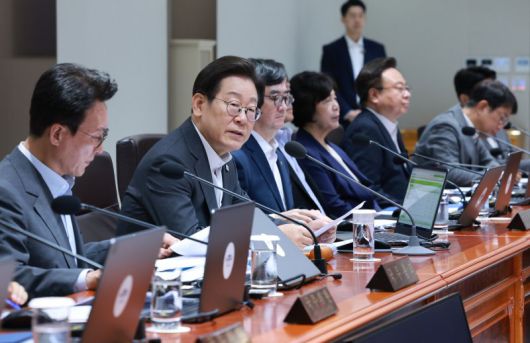 국무회의 주재하는 李 이재명 대통령은 8일 서울 용산 대통령실에서 국무회의를 주재하고 전날 더불어민주당과 국민의힘이 지난 대선 공통 공약을 논의하기 위한 '민생공약 협의체'(가칭)를 구성키로 한 데 대해 "다행스럽게 생각하고 고맙다"며 "정부도 힘을 모으겠다"고 말했다. 연합뉴스