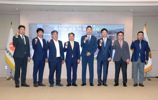 강기정 광주광역시장(왼쪽에서 네 번째)이 8일 광주시청 비즈니스룸에서 열린 '광주 복합쇼핑몰 더현대 광주 관련 착공보고회'에 참석해 정지영 현대백화점 대표이사((다섯 번째) 등 참석자들과 함께 기념촬영을 하고 있다. 광주광역시 제공