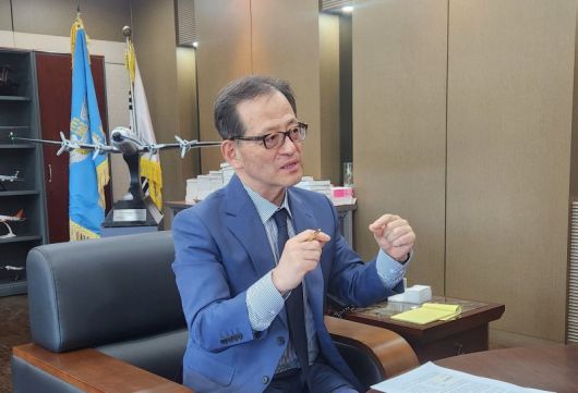 허희영 한국항공대학교 총장이 8일 경기도 고양에 위치한 한국항공대 본관에서 '작지만 강한 대학'이라는 대학 비전을 설명하고 있다. 한국항공대 제공