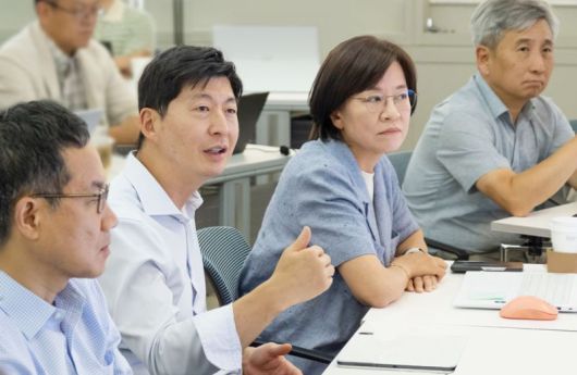 GS칼텍스가 4일 서울 강남구 GS타워 본사에서 대표이사 허세홍 사장(왼쪽두번째)을 포함한 회사 임원들을 대상으로 생성형AI(GenAI) 교육을 진행했다. GS칼텍스제공