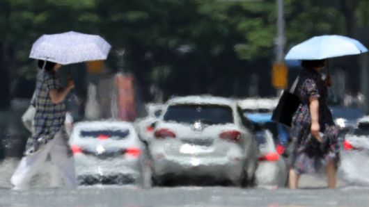 부산지역에 폭염특보가 이어진 지난 2일 해운대구의 한 도로에서 아지랑이가 피어오르고 있다. 이날 부산의 밤새 최저기온은 25.9도로, 올해 들어 첫 열대야 현상이 나타났다. 이는 1914년 이후 111년 만에 가장 이른 열대야이며, 지난해(7월20일)에 비해 19일 빨랐다. 뉴시스 제공