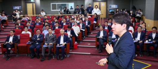 이광수 광수네복덕방 대표가 8일 서울 여의도 국회의원회관에서 '코스피 5000시대 실현을 위해 민주당이 할 일'을 주제로 열린 경제는 민주당 연구모임에서 최근 주식시장 호조와 부동산 급등 현상을 진단하는 내용 등 강의를 하고 있다. 사진=뉴스1