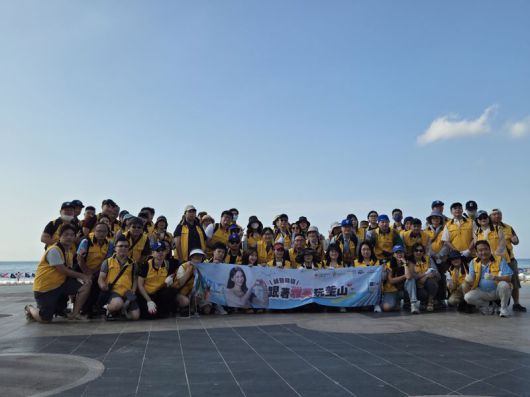 한국을 찾은 대만 관광객들이 9일 부산 해운대 해수욕장에서 이아영 치어리더와 함께 기념촬영을 하고 있다. 한국관광공사 제공