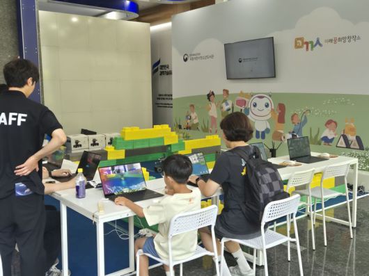 지난 8일 서울 강남구 한국과학기술회관에서 열린 '2025 강남 테헤란밸리 과학축제'에서 관람객들이 로봇을 직접 조종하는 체험을 하고 있다. 사진=연지안 기자                                     지난 8일 서울 강남구 한국과학기술회관에서 열린 '2025 강남 테헤란밸리 과학축제'에서 인공지능(AI) 로봇과 대화하고 있는 방문객들의 모습. 사진=연지안 기자