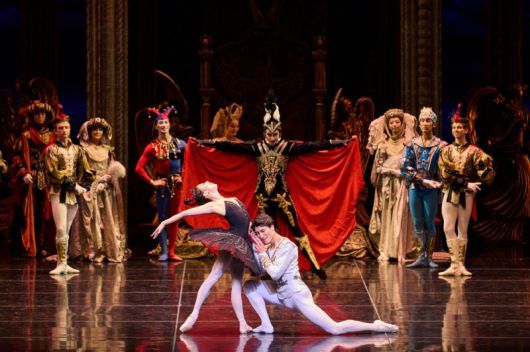 2023 '백조의 호수' 공연에서 홍향기와 이동탁이 흑조 파드되(2인무)를 선보이는 모습ⓒLyeowon Kim. 유니버설발레단 제공