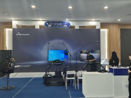 지난 8일 서울 강남구 한국과학기술회관의 '2025 강남 테헤란밸리 과학축제'에 마련된 우주존에서 관람객이 가상현실(VR)로 우주를 체험해보고 있다. 사진=연지안 기자                                    지난 8일부터 서울 강남구 한국과학기술회관에서 열린 '2025 강남 테헤란밸리 과학축제'에서 '라 쁘띠 프랑스 콰르텟'의 음악공연이 펼쳐지고 있다. 사진=연지안 기자