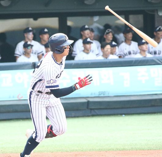 서울고 김지우가 지난 8일 부산고와의 8강전에서 안타를 때려내고 있다. 사진=전상일 기자