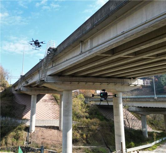 한국도로공사 자율비행 드론이 구조물 점검을 수행하고 있는 모습 한국도로공사 제공