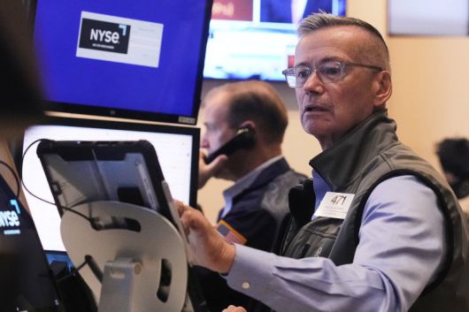 엔비디아 주가가 이틀째 사상 최고 기록을 갈아치우며 장중 시가총액 4조달러를 돌파한 9일(현지시간) 기술주 위주의 나스닥 지수가 3거래일 만에 사상 최고 기록을 경신했다. AP 뉴시스