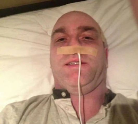 케리가 콧구멍에 아이폰 충전기를 꽂은 사진. 출처=더선