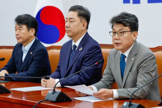 진성준 더불어민주당 정책위의장(오른쪽 첫 번째)이 10일 오전 서울 여의도 국회에서 열린 정책조정회의에 참석해 발언하고 있다. 뉴스1