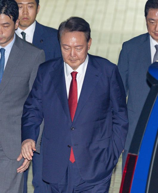 윤석열 전 대통령이 9일 서울 서초구 서울중앙지법에서 열린 직권남용 등 혐의 영장실질심사(구속 전 피의자 심문)를 마친 뒤 대기 장소인 서울구치소로 이동하기 위해 법원을 나서고 있다. 뉴시스