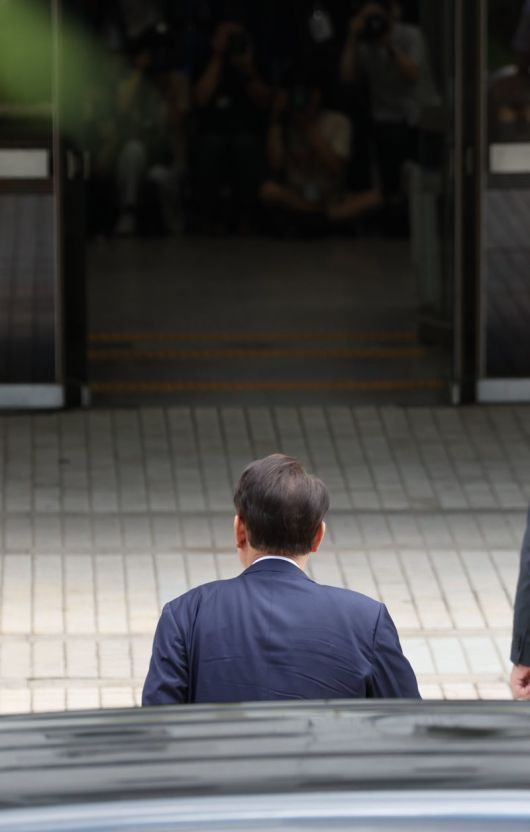 12·3 비상계엄과 관련해 내란 혐의를 받는 윤석열 전 대통령이 9일 서울 서초구 서울중앙지법에서 열린 영장실질심사에 출석하고 있다. /사진=뉴스1