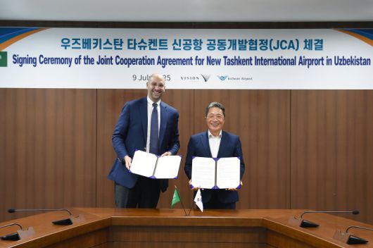 이학재 인천국제공항공사 사장(오른쪽)이 지난 9일 '우즈베키스탄 타슈켄트 신공항 공동개발협정 체결식'에서 오마르 알 미다니 비전인베스트 사장과 기념촬영을 하고 있다. 인천국제공항공사 제공