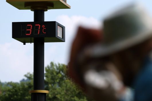 전국 대부분 지역에 폭염경보가 발효된 9일 서울 서초구 몽마르트공원에 설치된 온도계에 기온이 37도를 나타내고 있다. 뉴시스