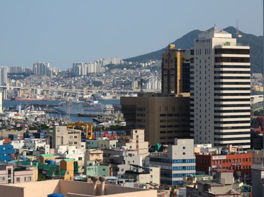 해수부 연내 부산 동구로 이동 (부산=연합뉴스) 손형주 = 해양수산부는 10일 이전 청사로 부산시 동구에 있는 IM빌딩과 협성타워 두 곳을 임차해 사용하기로 결정했다고 밝혔다. 사진은 해양수산부가 임차하기로 한 IM빌딩(오른쪽 흰색건물)과 협성타워(왼쪽). 두 건물 모두 부산 1호선 부산진역 인근에 있고 북항 재개발지역과 멀지 않다. 2025.7.10 handbrother@yna.co.kr (끝)