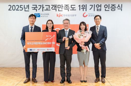 서장원 코웨이 대표(왼쪽 세번째)가 지난 9일 서울 중구 롯데호텔에서 열린 국가고객만족도 시상식에서 관계자들과 기념 촬영을 하고 있다. 코웨이 제공