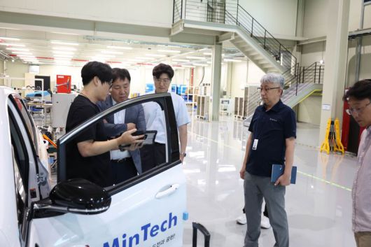 김영신 중소기업기술정보진흥원 원장(왼쪽 두번째)이 홍영진 민테크 대표로부터 주요 제품에 대한 설명을 듣고 있다. 중소기업기술정보진흥원 제공