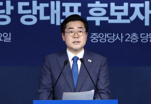 더불어민주당 당대표 선거에 출마하는 박찬대 후보가 10일 오전 서울 여의도 중앙당사에서 당대표 후보 등록 기자회견을 하고 있다. 뉴스1