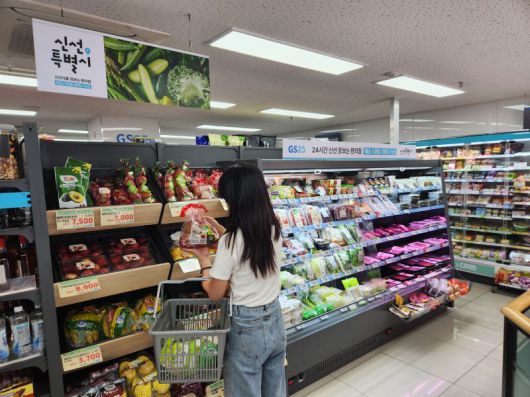 10일 서울 강남구 GS25 역삼흥인점 신선식품 코너에서 소비자가 장을 보고 있다. GS리테일 제공
