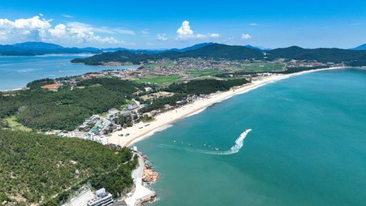 '해양치유 1번지', '남해안 최고의 휴양지'를 자부하는 전남 완도군이 '2025 완도 방문의 해'를 맞아 여름 휴가철 관광객 유치를 위한 다양한 프로그램을 마련해 주목된다. 사진은 신지 명사십리 해수욕장 전경. 완도군 제공