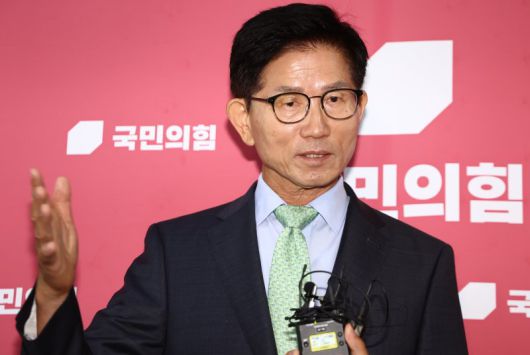 김문수 전 국민의힘 대통령 후보가 4일 서울 여의도 국회에서 송언석 비상대책위원장 겸 원내대표와 면담한 뒤 브리핑을 하고 있다. ⓒ News1 김민지 기자 /사진=뉴스1