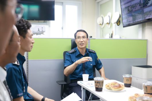 11일 유재성 경찰청장 직무대행(경찰청 차장)이 서울 영등포경찰서 교통정보센터를 방문해 직원들과 이야기를 나누고 있다.(경찰청 제공) /사진=뉴스1