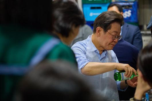 이재명 대통령이 지난 11일 저녁 서울 종로구의 한 고깃집에서 직원들과 퇴근길 외식을 하고 있다. 뉴스1