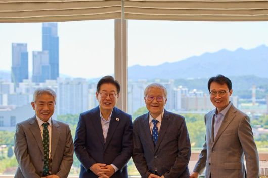 이재명 대통령이 지난 11일 서울 용산 대통령실에서 조갑제(왼쪽 세번째) 조갑제닷컴 대표, 정규재(왼쪽) 전 한국경제 주필과 오찬 회동을 하며 기념촬영을 하고 있다. 오른쪽은 이규연 홍보소통수석. 사진=대통령실 제공