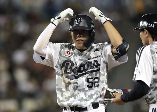 잠실야구장에서 열린 2025 KBO리그 KIA 타이거즈와 두산 베어스의 경기, 9회말 2사 주자없는 상황 두산 박준순이 안타를 친 뒤 기뻐하고 있다. 뉴시스