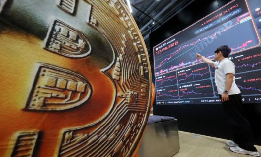 지난 11일 서울 강남구 빗썸라운지 전광판에 비트코인 등 가상화폐 시세가 나오고 있다. 비트코인은 11일(현지 시간) 한때 11만8000달러선을 돌파했다. 뉴시스