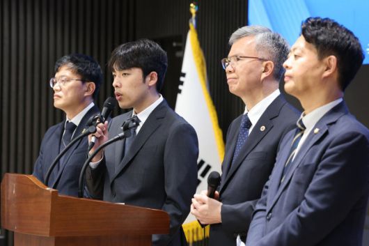 "의대 교육 정상화 위해 복귀" 이선우 대한의과대학·의학전문대학원학생협회 비상대책위원장이 지난 12일 서울 용산구 대한의사협회에서 '의과대학 교육 정상화를 위한 공동 성명서'를 발표하고 있다. 왼쪽부터 박주민 국회 보건복지위원장, 이 비대위원장, 김택우 대한의사협회장, 김영호 국회 교육위원장. 뉴스1