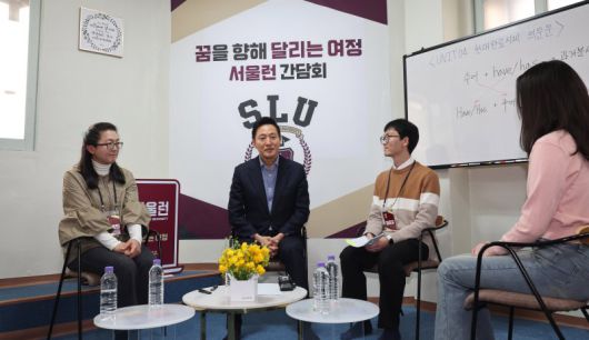 서울시는 하반기부터 서울런에서 실시간 인공지능(AI) 튜터, 1대 1 논술 멘토링, 조금 느린 아이 맞춤형 진단·지원체계 등을 제공하는 등 서울런을 ‘맞춤형 교육복지 플랫폼’으로 확장시킨다. 오세훈 서울시장(가운데)이 지난 4월 서울 금천구의 한 공부방에서 열린 '서울런 간담회’에서 인사말을 하고 있다.공동취재단