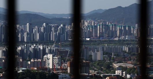 서울 남산에서 강남 지역의 아파트 단지가 내려다보이고 있다. 뉴시스