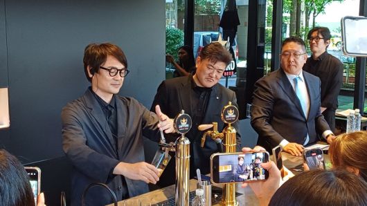 지난 11일 서울 성수동 삿포로 프리미엄 비어스탠드에서 타나베 토시히로 삿포로 맥주 매니저(왼쪽 첫번째)가 생맥주를 직접 따르고 있다. 사진=이환주 기자