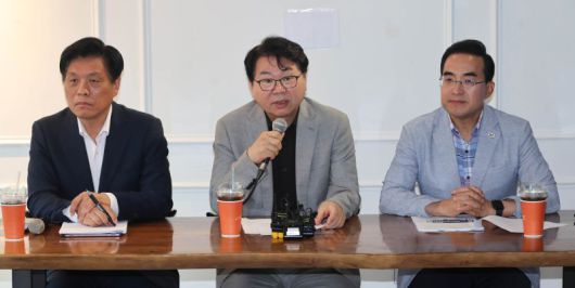 이한주 국정기획위원장(가운데)이 13일 서울 종로구 자하문로 한 카페에서 열린 출입기자 간담회를 하고 있다. 왼쪽은 조승래 대변인, 오른쪽은 박홍근 기획분과장. 연합뉴스