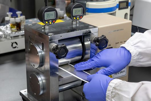 전사 인쇄 장비로 리튬 전극과 보호막을 눌러 결합시키고 있는 모습. 화학연구원 제공