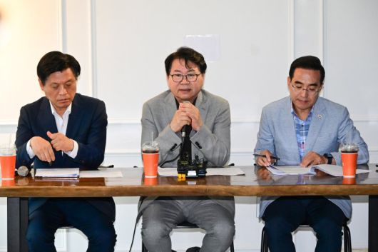 조승래 국정기획위원회 대변인, 이한주 국정위 위원장, 박홍근 국정위 기획분과장(왼쪽부터)이 13일 서울 종로구 자하문로 한 카페에서 열린 출입기자 간담회에서 발언하고 있다. 뉴시스